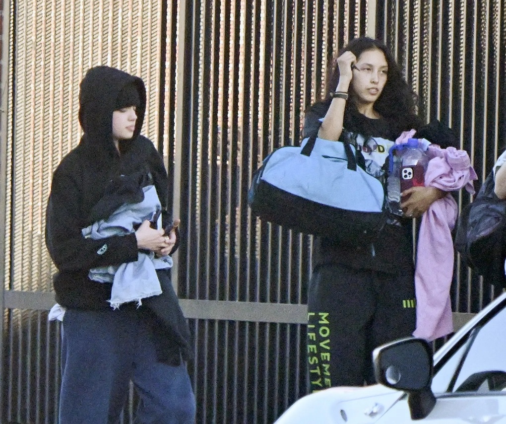 Angelina Jolie lo lắng khi con gái Shiloh ra ở riêng với bạn gái tin đồn