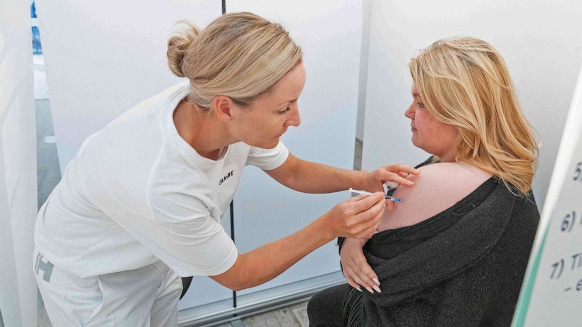 Quốc gia đầu tiên trên thế giới tạm ngừng tiêm vaccine Covid-19 - 1 Quốc gia đầu tiên trên thế giới tạm ngừng tiêm vaccine Covid-19 - 1