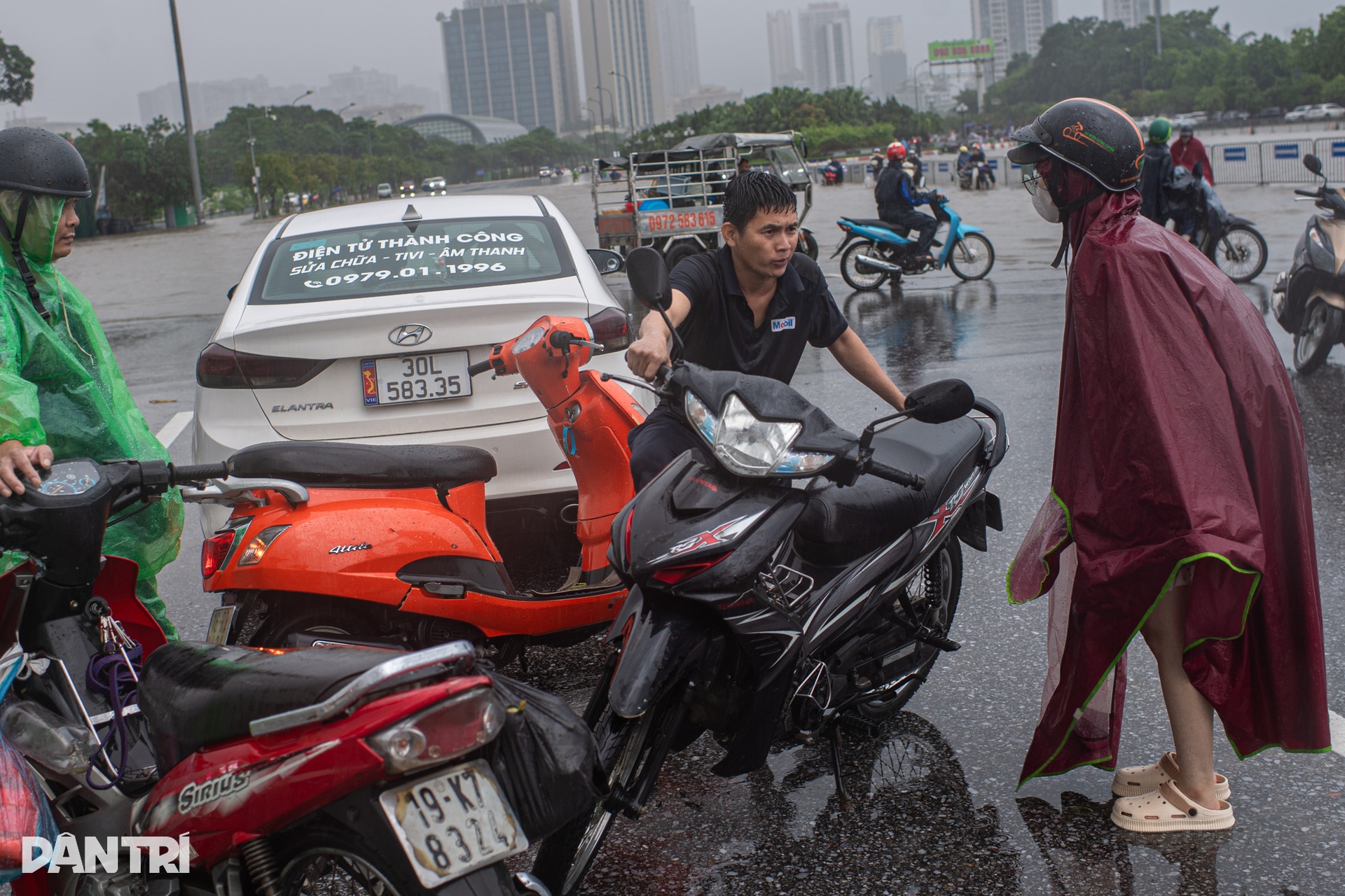 Hà Nội mưa trắng trời, quảng trường SVĐ Mỹ Đình thành biển nước mênh mông - 6 Hà Nội mưa trắng trời, quảng trường SVĐ Mỹ Đình thành biển nước mênh mông - 6
