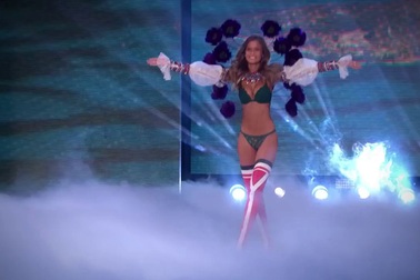 Thiên thần Victoria's Secret trình diễn cuốn hút