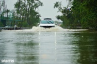 Nhiều tuyến đường ở Hà Tĩnh ngập nước lũ, tài xế ô tô chật vật xoay xở