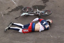 Khoảnh khắc gặp nạn kinh hoàng của VĐV đua xe đạp địa hình ở Olympic