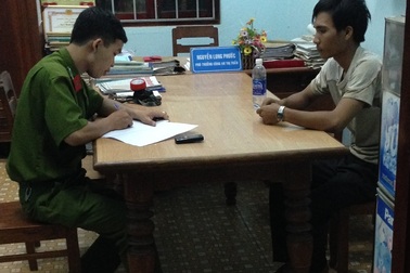 Lái xe tải đi trộm nước khoáng đóng bình