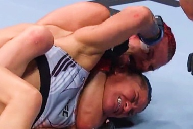 Bị siết cổ, võ sĩ giở chiêu bẩn "móc mắt" đối thủ vẫn bại trận