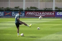 C.Ronaldo gây kinh ngạc khi dễ dàng sút vào lưới bóng rổ