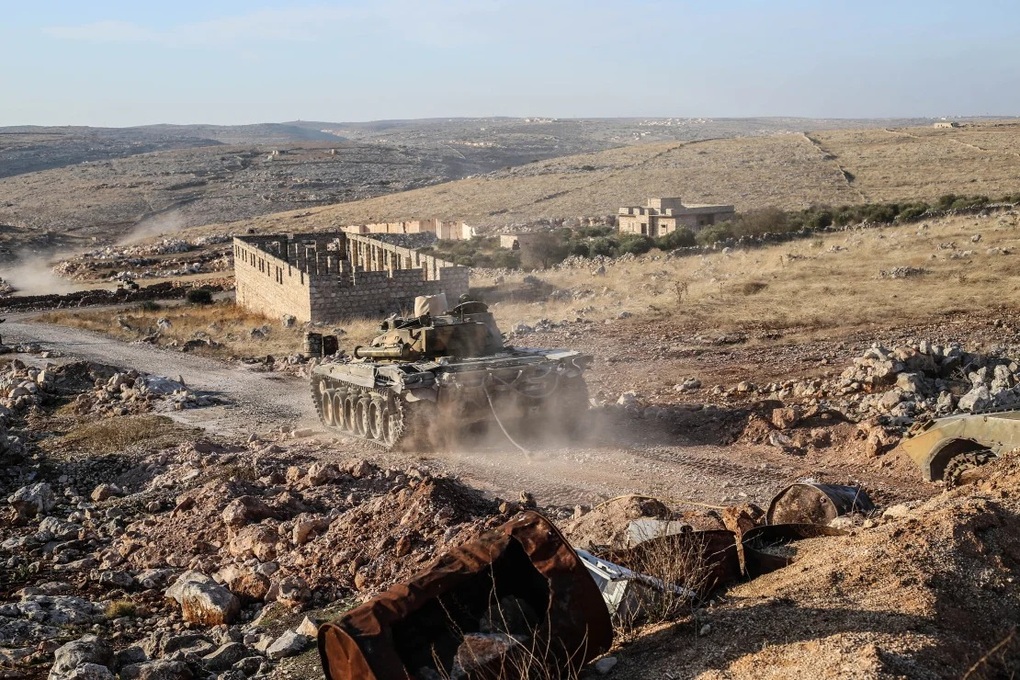 Phiến quân bất ngờ tấn công dữ dội, chiếm kho vũ khí của quân đội Syria - 1