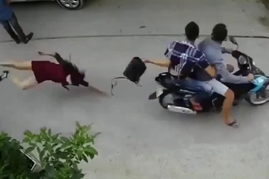 Bắt 2 tên cướp giật túi xách người phụ nữ gây xôn xao cộng đồng mạng