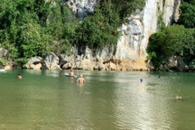 10 thanh niên Hà Nội lên Hòa Bình tắm sông, một người bị đuối nước