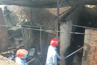 Cháy lớn 5 phòng trọ thiêu rụi nhiều tài sản của công nhân