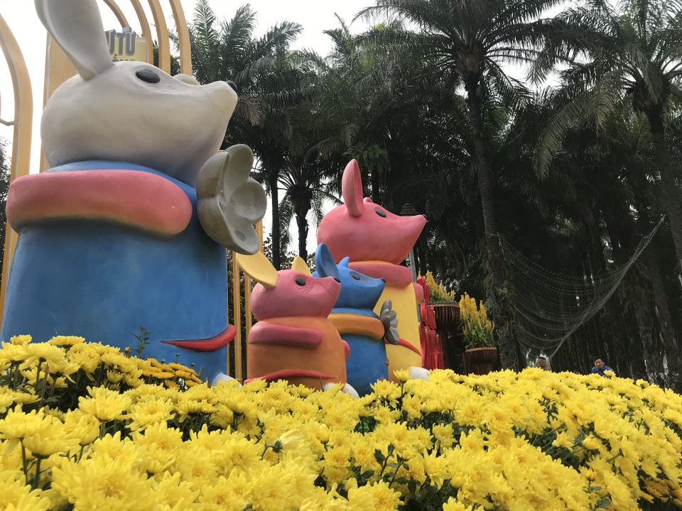 Ấn tượng những đường hoa rực rỡ sắc màu đón Tết ở thành Vinh  - 4