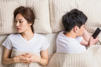 Cưới chồng hơn 14 tuổi, sau hai năm tôi thấy sợ hãi vì điều này