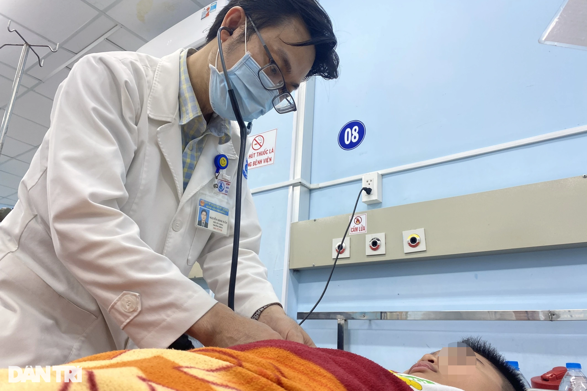 3 tuần oằn mình của bà mẹ bỏ việc chăm 2 con mắc sốt xuất huyết - 6 3 tuần oằn mình của bà mẹ bỏ việc chăm 2 con mắc sốt xuất huyết - 6