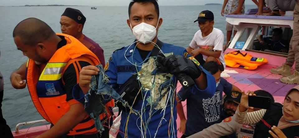 Máy bay Indonesia chở 62 người rơi xuống biển sau 4 phút cất cánh - 2 Máy bay Indonesia chở 62 người rơi xuống biển sau 4 phút cất cánh - 2