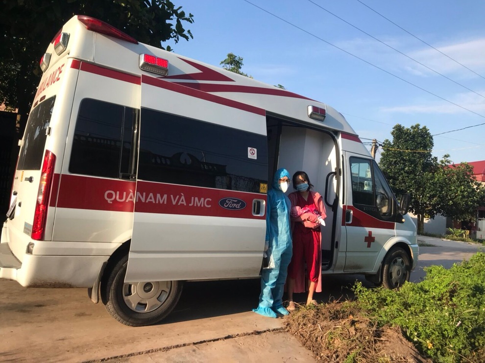 Sản phụ mắc Covid-19 cùng con gái được xuất viện - 1