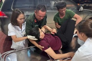 Đi hỗ trợ vùng lũ trở về, cảnh sát cơ động cứu người bị nạn trong đêm