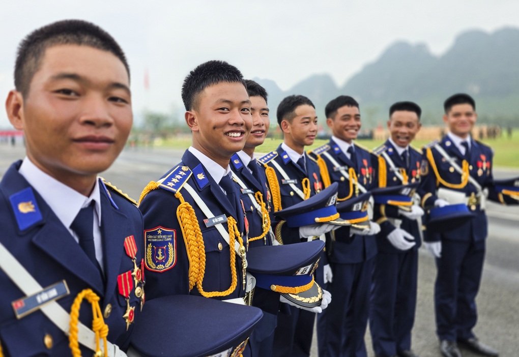 Chiến sĩ vững vàng tiến bước dưới cái nắng trong buổi tổng hợp luyện A80 - 11 Chiến sĩ vững vàng tiến bước dưới cái nắng trong buổi tổng hợp luyện A80 - 11