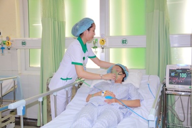 Cứu sống 4 du khách bị đuối nước ở biển Lăng Cô