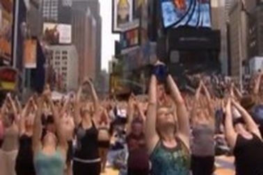 Quảng trường Thời đại trở thành… lớp học Yoga khổng lồ