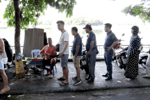 Ba quán phở Hà Nội khách xếp hàng dài, chờ "lấy số" như thời bao cấp