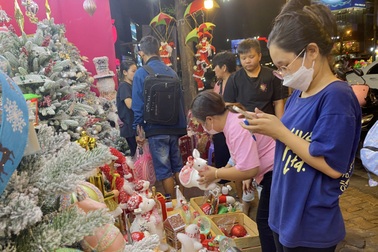 Khách vây kín phố Giáng sinh, tiểu thương vẫn than