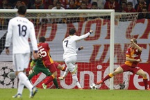 C. Ronaldo lập cú đúp, Real Madrid thoát hiểm trước Galatasaray