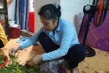 Công nhân bán vé số, nhặt ve chai để thêm tiền về quê dịp Tết