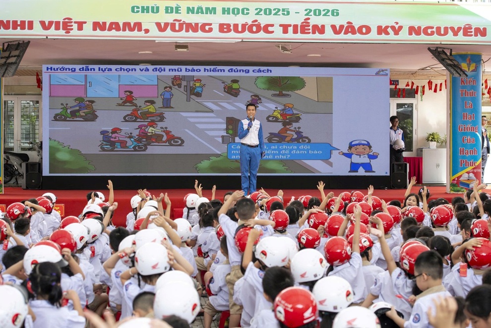 Honda Việt Nam trao 1,8 triệu mũ bảo hiểm cho học sinh lớp một trên toàn quốc Honda Việt Nam trao 1,8 triệu mũ bảo hiểm cho học sinh lớp một trên toàn quốc