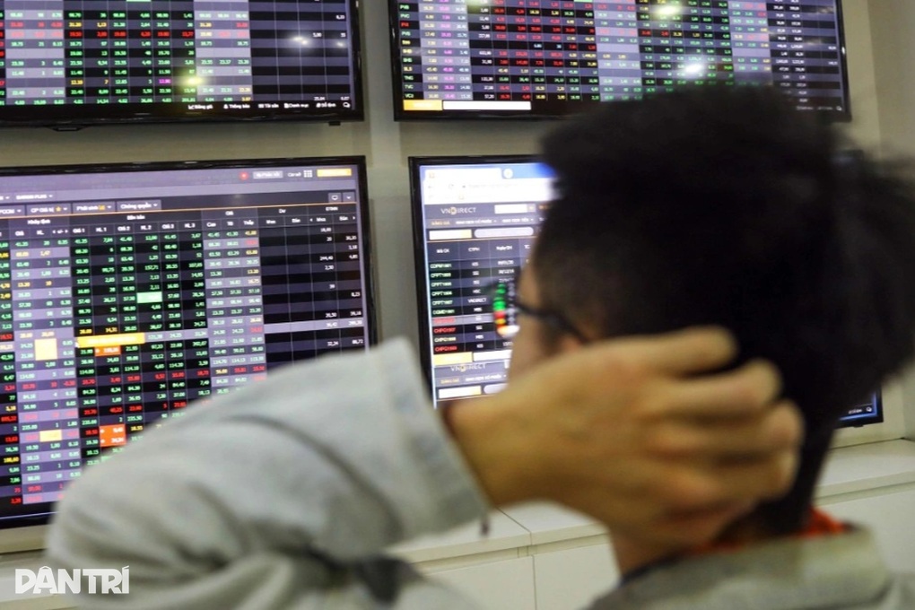 Chứng khoán giảm 52 điểm, nhiều cổ phiếu bất động sản nằm sàn - 1 Chứng khoán giảm 52 điểm, nhiều cổ phiếu bất động sản nằm sàn - 1