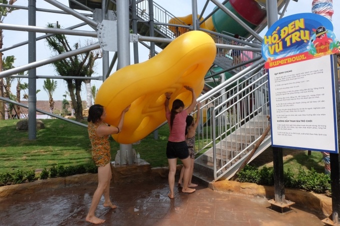 Giữa cao điểm nắng nóng, người dân đổ xô đến công viên nước lớn nhất Hà Nội - Ảnh 12. Giữa cao điểm nắng nóng, người dân đổ xô đến công viên nước lớn nhất Hà Nội - Ảnh 12.