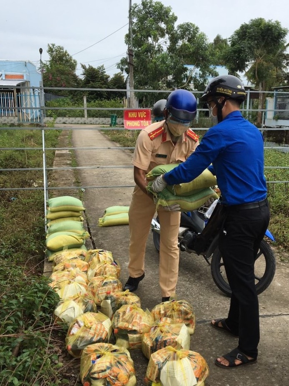 Chiến sĩ CSGT vượt sông, băng đồng mang quà đến người khó khăn ở vùng dịch - 2 Chiến sĩ CSGT vượt sông, băng đồng mang quà đến người khó khăn ở vùng dịch - 2