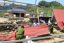 Mái nhà đổ sập, đồng ruộng tan nát vì trận mưa đá lịch sử ở Hòa Bình