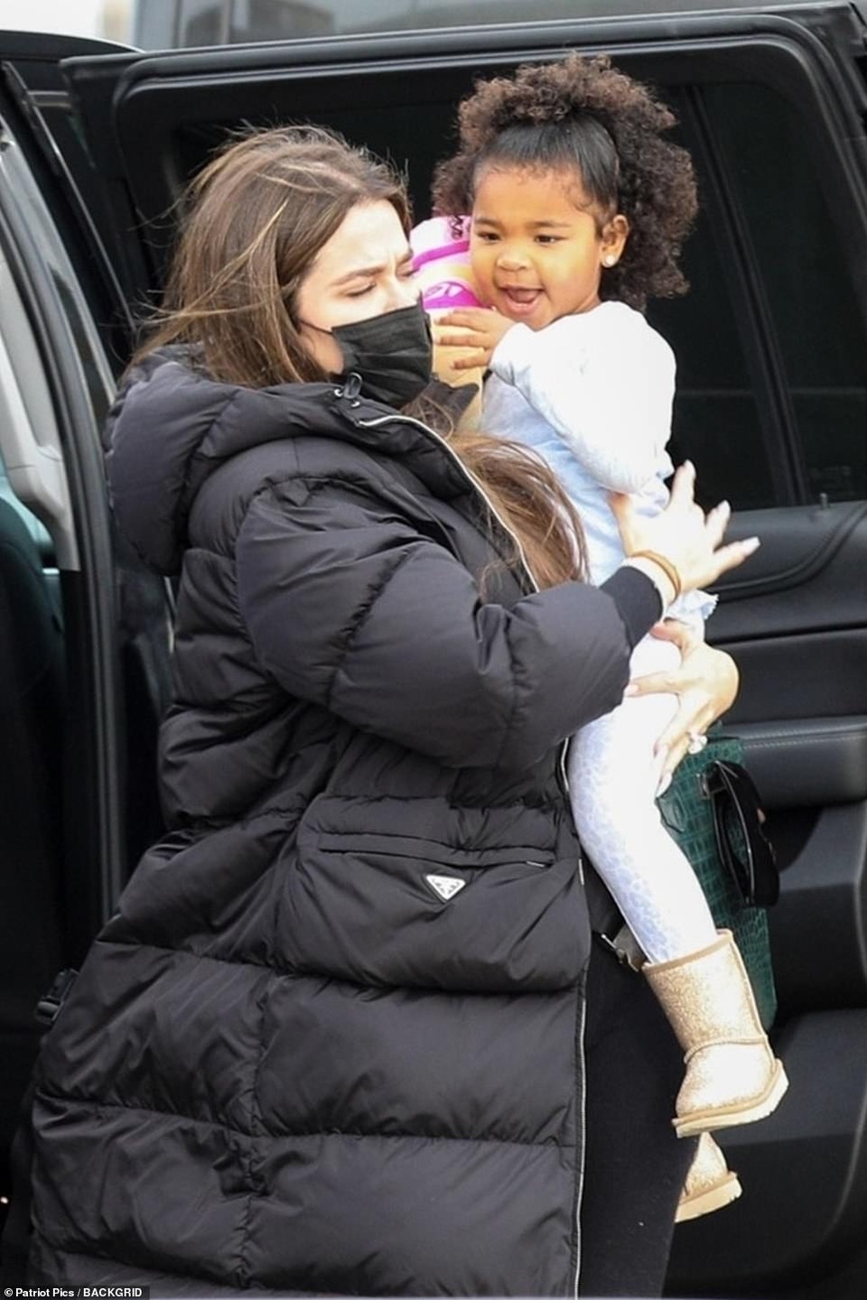 Đeo nhẫn kim cương khủng, Khloe Kardashian bị nghi đã đính hôn - 6 Đeo nhẫn kim cương khủng, Khloe Kardashian bị nghi đã đính hôn - 6