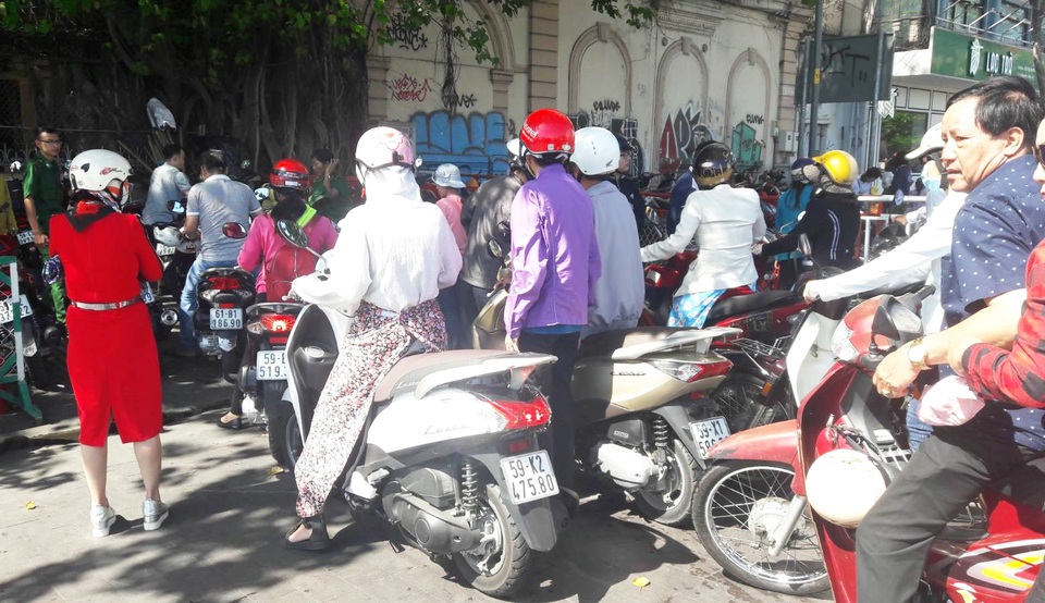 TPHCM: Chen chân chụp ảnh giữa trời nắng nóng ở đường hoa Nguyễn Huệ - 19 TPHCM: Chen chân chụp ảnh giữa trời nắng nóng ở đường hoa Nguyễn Huệ - 19