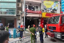 Hà Nội: Sức ép từ vụ nổ bình gas hàng gà rán làm 7 nhà nứt tường, vỡ cửa