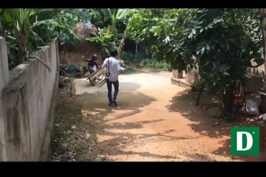 Hai nữ sinh nghèo được tiếp sức.