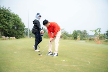 Nữ caddie Việt tiết lộ "quy tắc ngầm" phục vụ khách trên sân golf