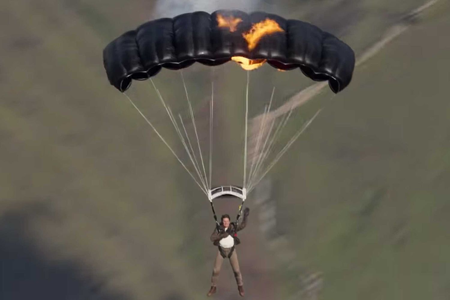 Tom Cruise lập kỷ lục Guinness với màn nhảy dù trong Nhiệm vụ bất khả thi - 2