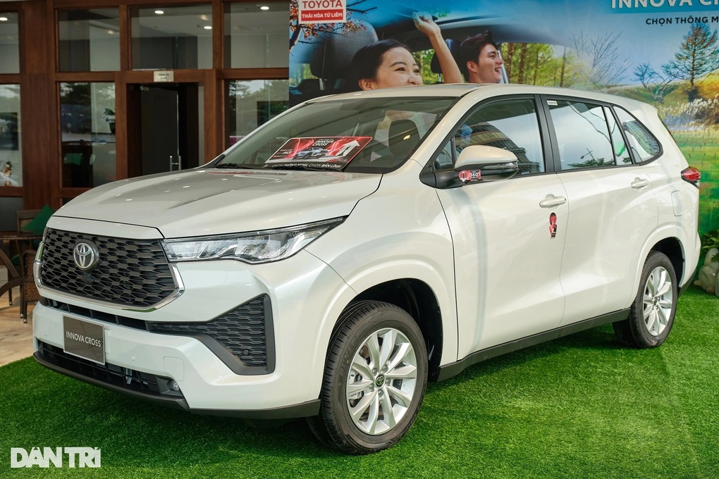 Ngược dòng thị trường, Innova Cross và Hyundai Custin bất ngờ bán chạy - 1