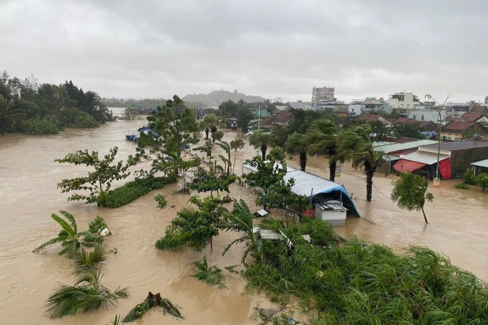 14 công nhân bị cô lập trong lũ cầu cứu khi không còn gì để ăn - 4