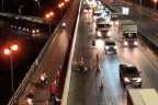 Thay dải phân cách "vừa cứng vừa mềm" trên cầu Thanh Trì