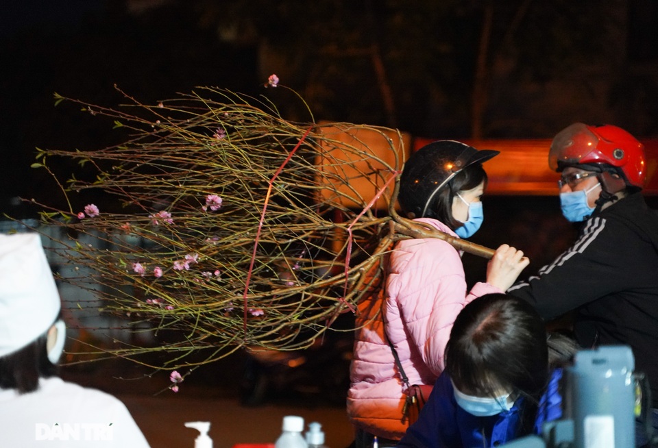 Nông dân ở khu cách ly tất bật chuyển rau củ qua rào sắt để bán trong đêm - 11 Nông dân ở khu cách ly tất bật chuyển rau củ qua rào sắt để bán trong đêm - 11
