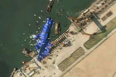 Thế giới ngạc nhiên khi Triều Tiên nhanh chóng nâng lại tàu chiến bị lật