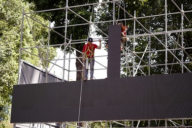 TPHCM: Lắp màn hình lớn phục vụ người hâm mộ trên đường Lê Duẩn