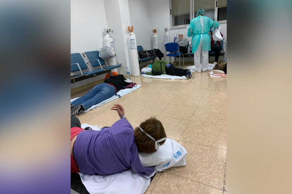 Bệnh nhân nằm la liệt dọc hành lang bệnh viện Tây Ban Nha - 3 Bệnh nhân nằm la liệt dọc hành lang bệnh viện Tây Ban Nha - 3