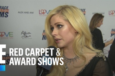 Avril Lavigne xinh đẹp trên thảm đỏ