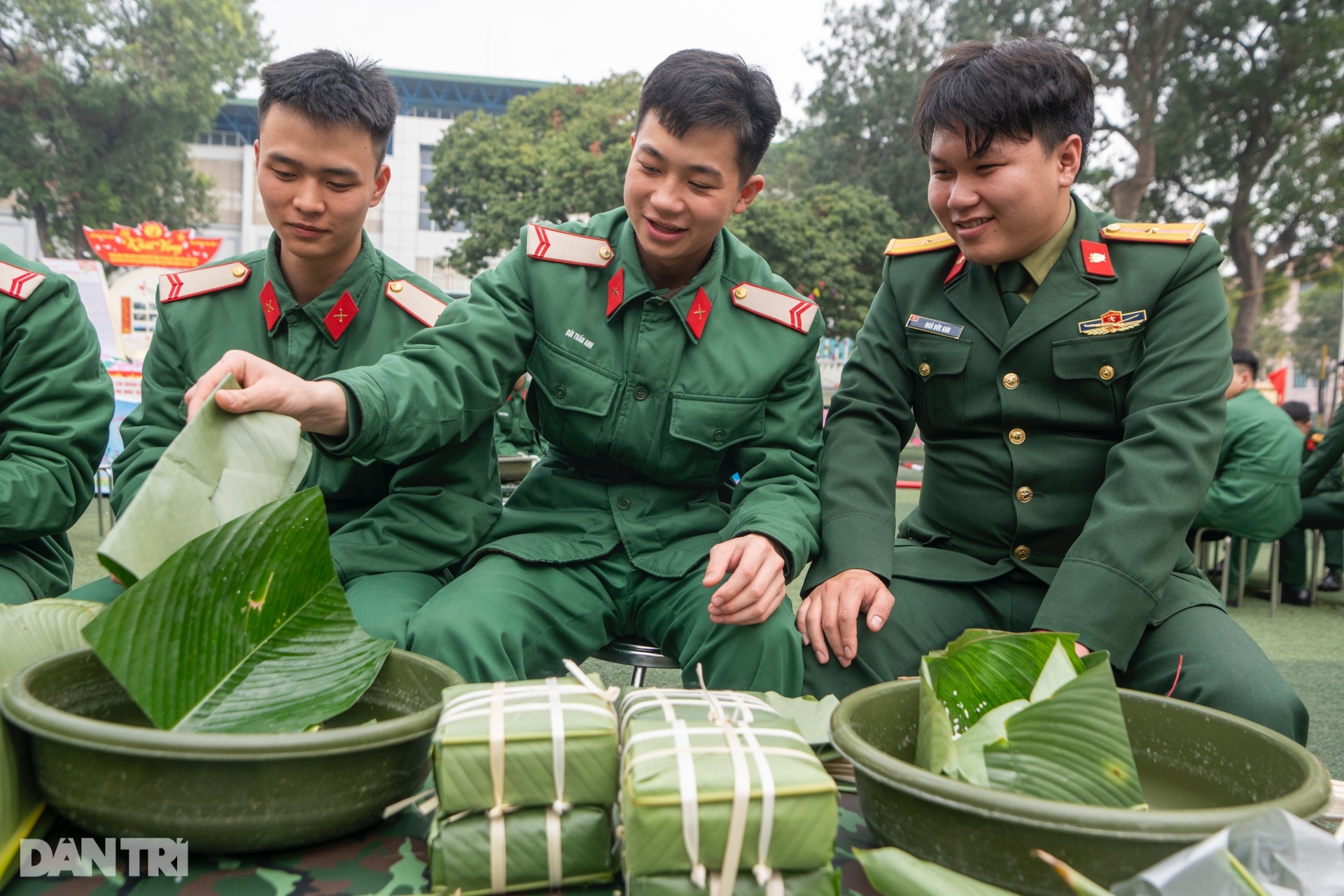Chiến sĩ Lữ đoàn cận vệ trổ tài gói 4.000 nghìn chiếc bánh chưng đón Tết - 5 Chiến sĩ Lữ đoàn cận vệ trổ tài gói 4.000 nghìn chiếc bánh chưng đón Tết - 5