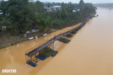Cầu phao bị lũ cắt đứt thành 3 đoạn, cuốn trôi xa gần 1km