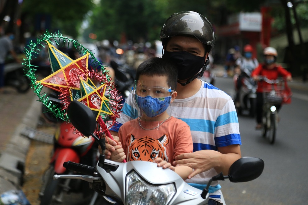 Trung thu có một không hai: Phụ huynh cho con rước đèn online - 3 Trung thu có một không hai: Phụ huynh cho con rước đèn online - 3