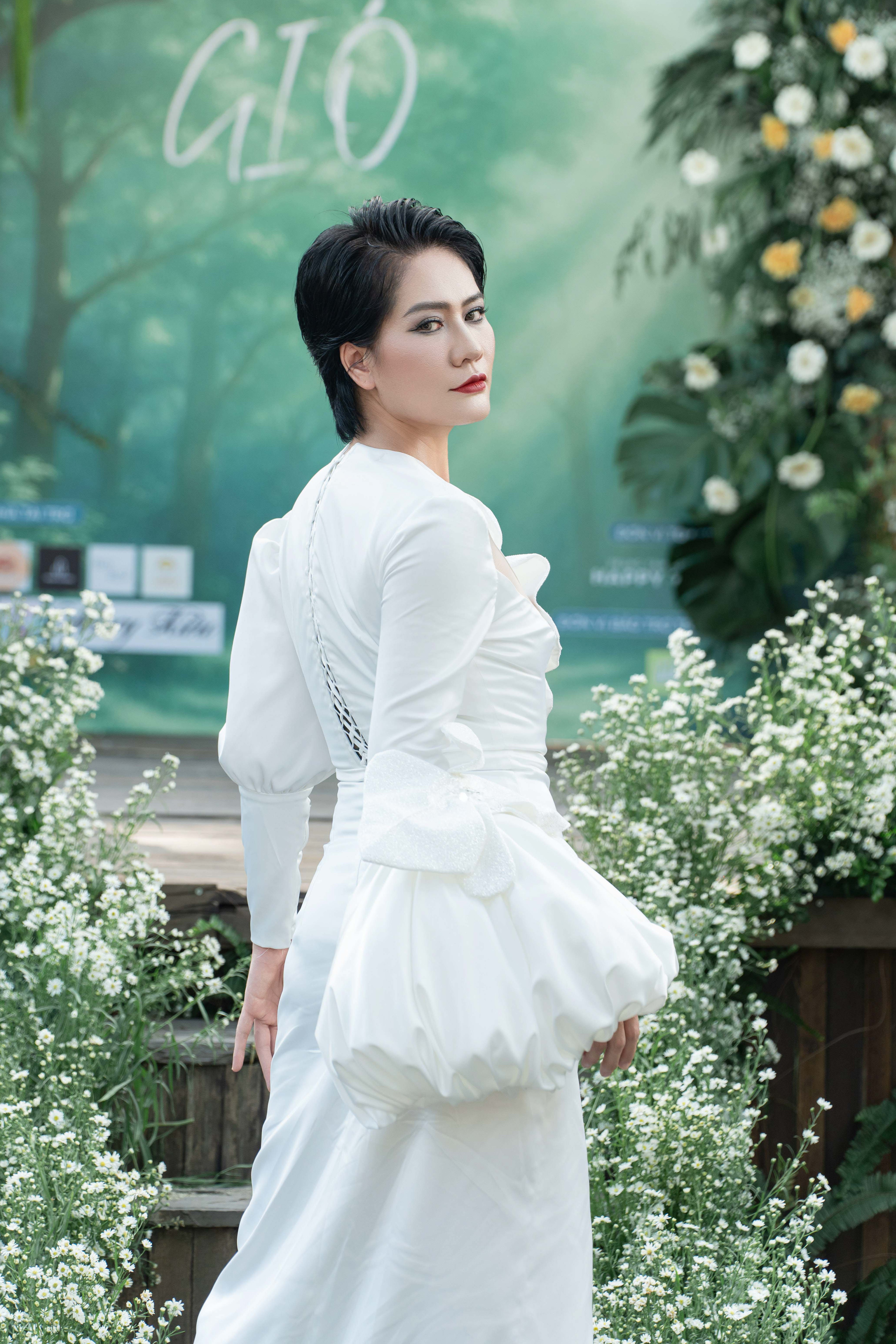 Diễn viên Minh Cúc phim Về nhà đi con khoe dáng trên sàn diễn thời trang - 1 Diễn viên Minh Cúc phim Về nhà đi con khoe dáng trên sàn diễn thời trang - 1