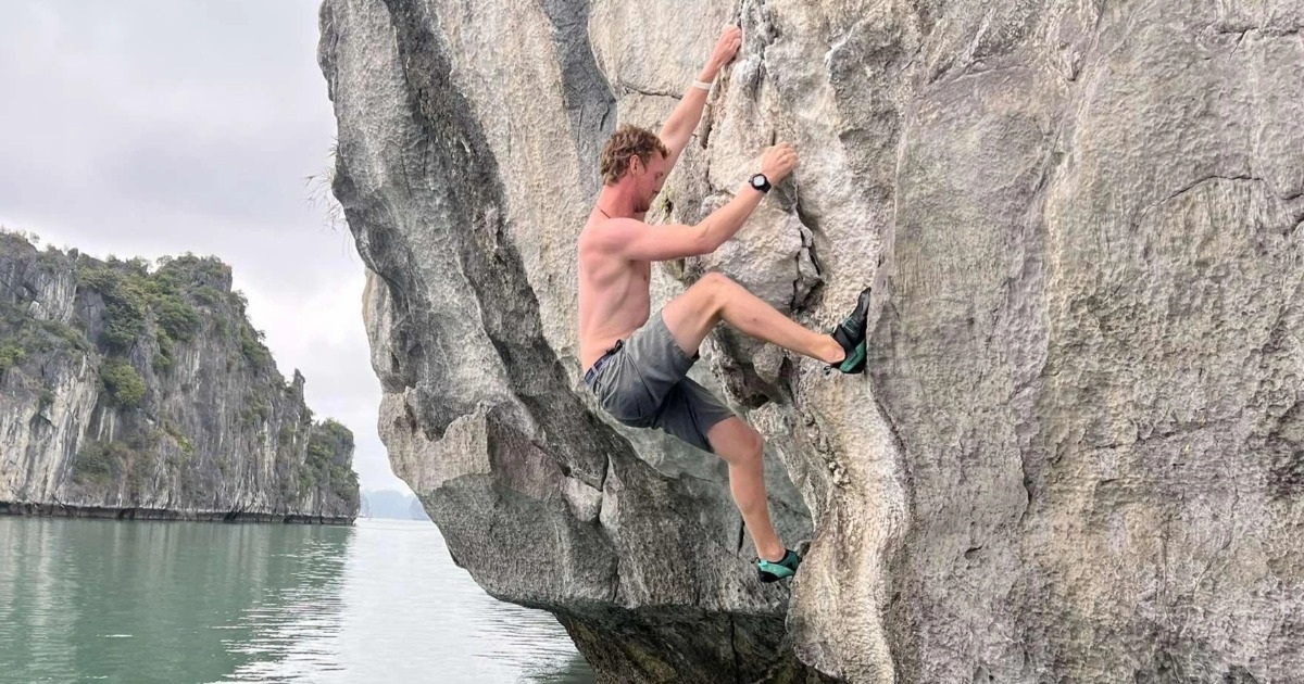 Deep water soloing là bộ môn đòi hỏi sự dẻo dai của đôi tay, khéo léo của chân và cần biết phân phối sức, phối hợp nhịp nhàng giữa chân và tay, đặc biệt là sự tỉnh táo và vận dụng trí não (Ảnh: Cat Ba Climbing).